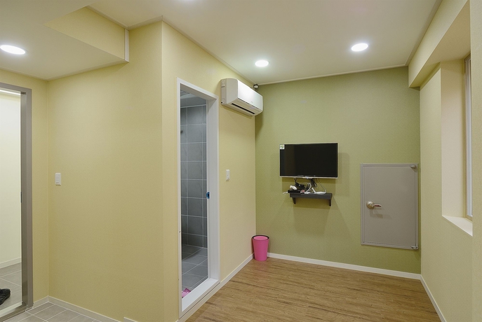 Imagen de la habitación del Hotel Red Guest House. Foto 6