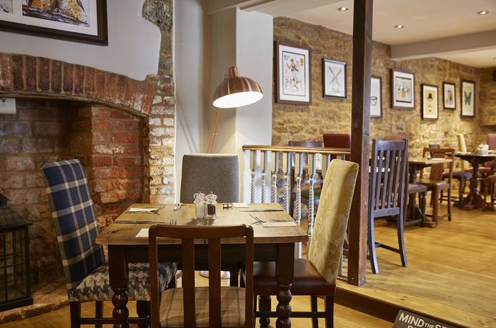 Imagen del bar/restaurante del Hotel Red Lion Adderbury by Greene King Inns. Foto 2