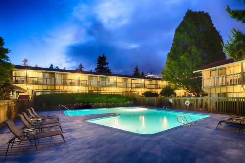 Imagen de la piscina del Hotel Red Lion Bellevue. Foto 20