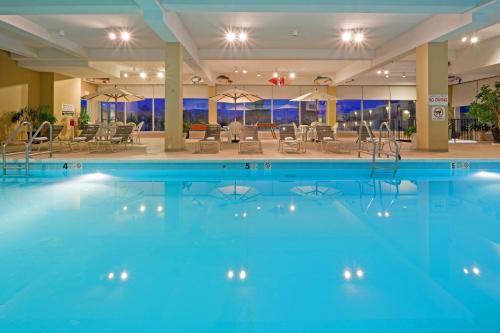 Imagen de la piscina del Hotel Red Lion Harrisburg Hershey. Foto 12