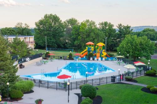 Imagen de la piscina del Hotel Red Lion Harrisburg Hershey. Foto 13