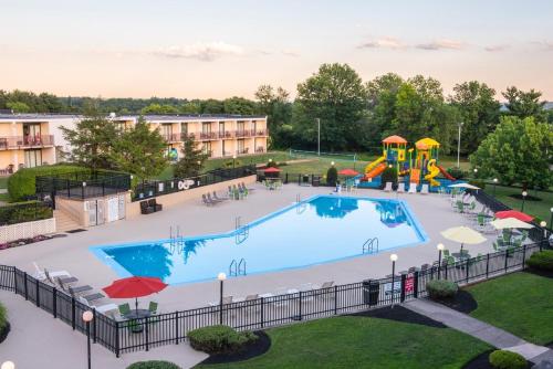 Imagen de la piscina del Hotel Red Lion Harrisburg Hershey. Foto 14