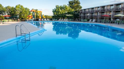 Imagen de la piscina del Hotel Red Lion Harrisburg Hershey. Foto 15