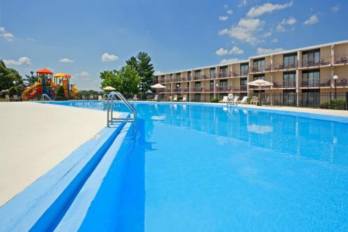 Imagen de la piscina del Hotel Red Lion Harrisburg Hershey. Foto 16