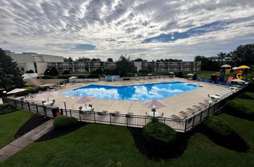 Imagen de la piscina del Hotel Red Lion Harrisburg Hershey. Foto 17