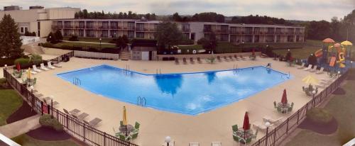 Imagen de la piscina del Hotel Red Lion Harrisburg Hershey. Foto 18