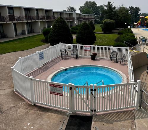 Imagen de la piscina del Hotel Red Lion Harrisburg Hershey. Foto 20