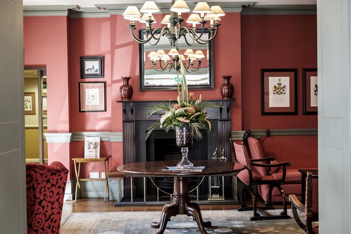 Imagen del bar/restaurante del Hotel Red Lion, Hillingdon. Foto 2