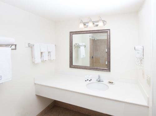 Imagen de la habitación del Hotel Red Lion Inn & Suites Perris. Foto 6