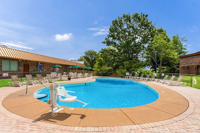 Imagen de la piscina del Hotel Red Lion Inn and Suites Branson. Foto 17