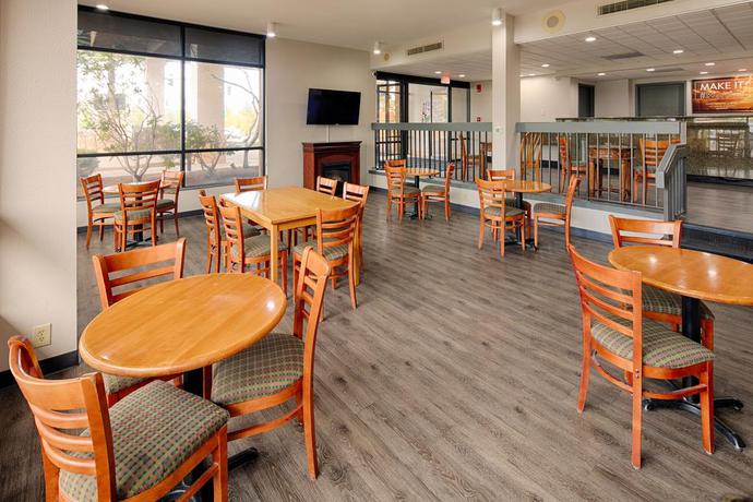Imagen del bar/restaurante del Hotel Red Lion Inn and Suites Deschutes River Bend. Foto 5