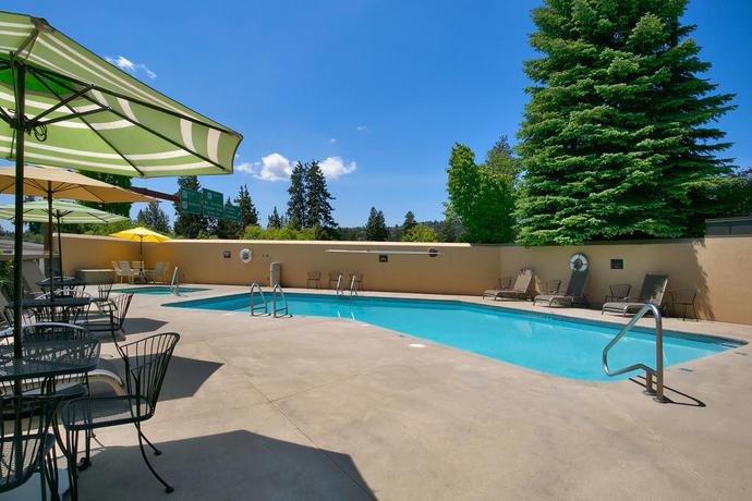 Imagen de la piscina del Hotel Red Lion Inn and Suites Deschutes River Bend. Foto 11