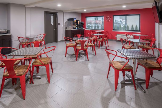 Imagen del bar/restaurante del Hotel Red Lion Inn and Suites Everett. Foto 4