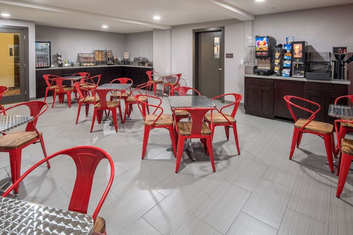 Imagen del bar/restaurante del Hotel Red Lion Inn and Suites Everett. Foto 5