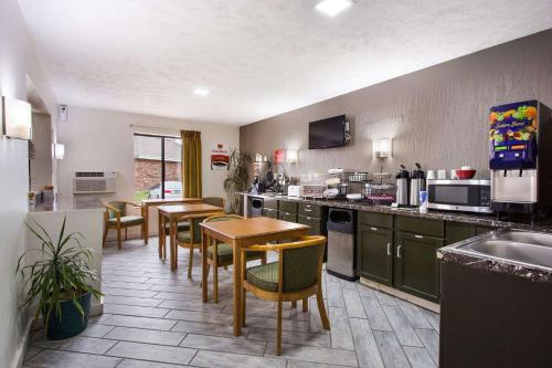 Imagen del bar/restaurante del Hotel Red Lion Inn and Suites Olathe Kansas City. Foto 8