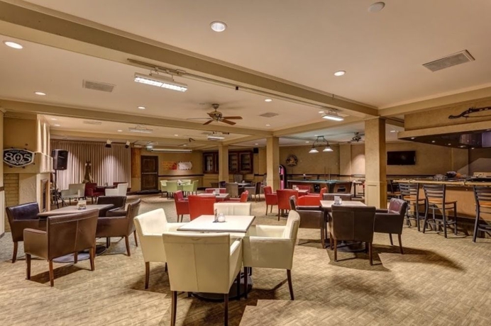 Imagen del bar/restaurante del Hotel Red Lion Monterey. Foto 3