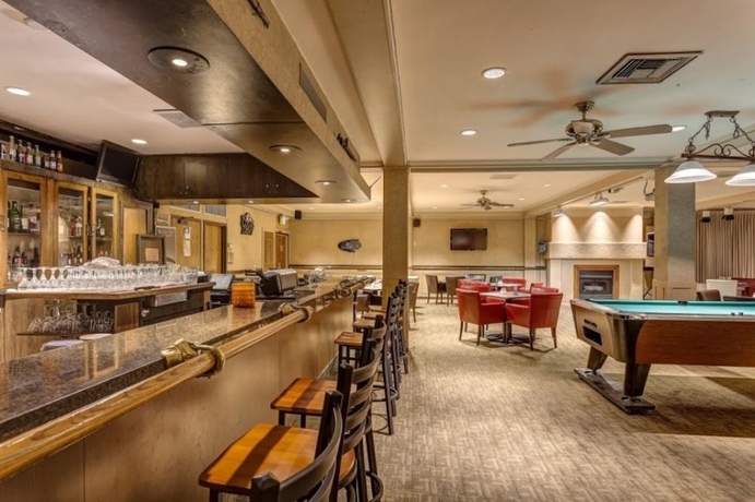 Imagen del bar/restaurante del Hotel Red Lion Monterey. Foto 4