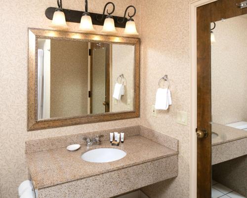 Imagen de la habitación del Hotel Red Lion Redding. Foto 10