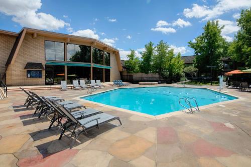 Imagen de la piscina del Hotel Red Lion Redding. Foto 20