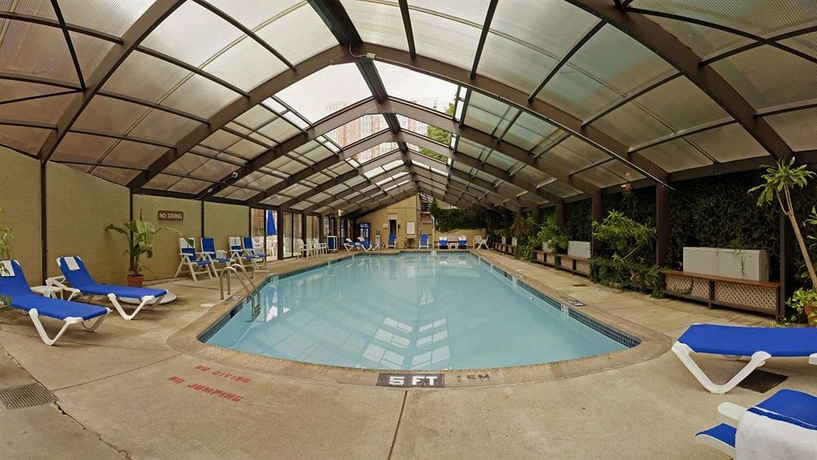 Imagen de la piscina del Hotel Red Lion Rosslyn Iwo Jima. Foto 5