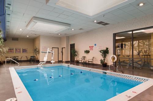 Imagen de la piscina del Hotel Red Lion and Conference Center Cheyenne. Foto 19