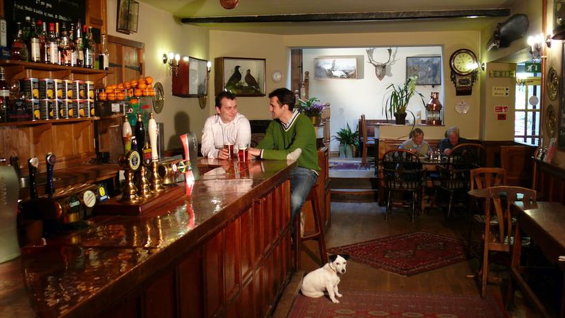 Imagen del bar/restaurante del Hotel Red Lion and Manor House. Foto 2