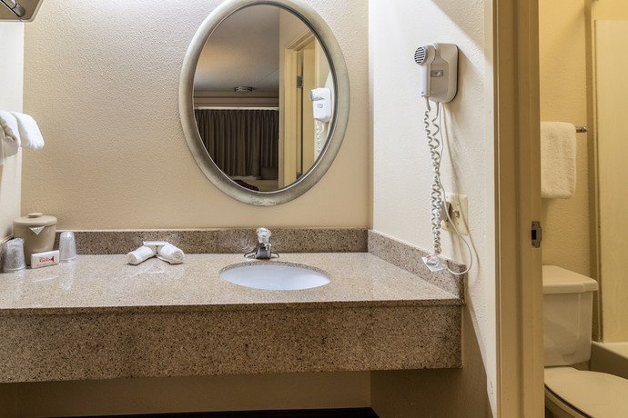 Imagen de la habitación del Hotel Red Oak Inn Detroit Metro Airport - Belleville. Foto 2