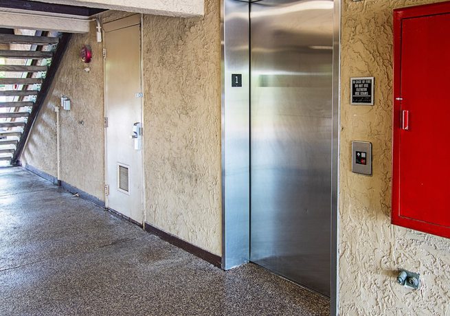 Imagen de los interiores del Hotel Red Oak Inn Detroit - Southfield. Foto 9