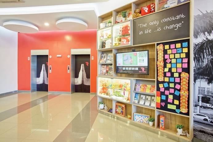 Imagen de los interiores del Hotel Red Planet Manila Aseana City. Foto 9
