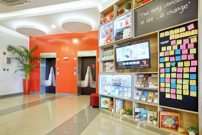 Imagen de los interiores del Hotel Red Planet Manila Aseana City. Foto 11