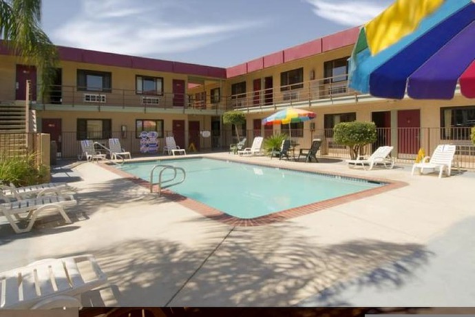 Imagen de la piscina del Hotel Red Roof Inn Bakersfield. Foto 20