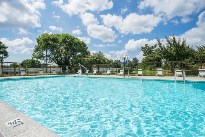 Imagen de la piscina del Hotel Red Roof Inn Baltimore. Foto 15