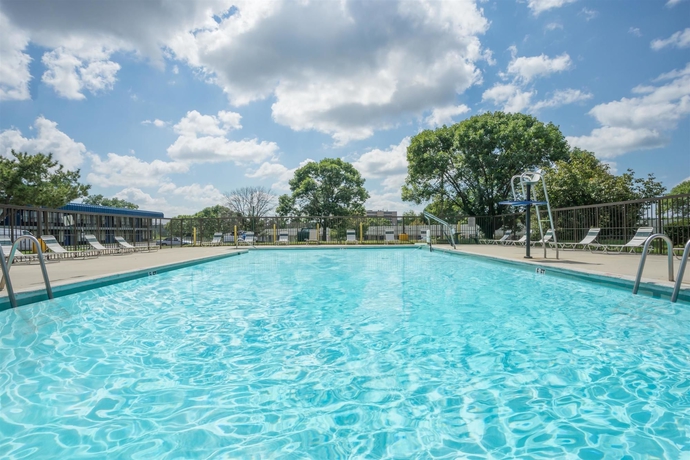 Imagen de la piscina del Hotel Red Roof Inn Baltimore. Foto 16