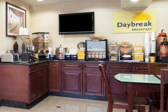 Imagen del bar/restaurante del Hotel Red Roof Inn Copiague. Foto 2