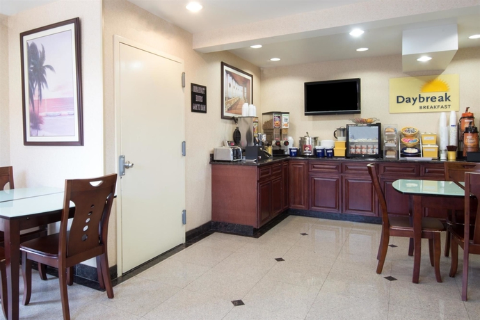 Imagen del bar/restaurante del Hotel Red Roof Inn Copiague. Foto 4