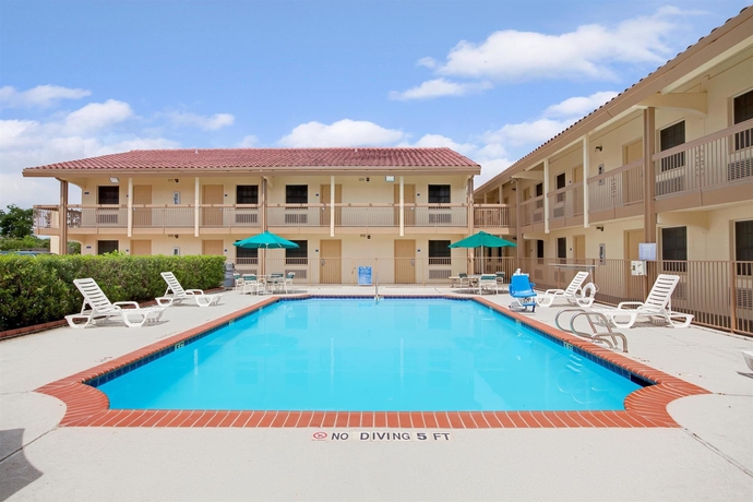 Imagen de la piscina del Hotel Red Roof Inn Houston North - Fm 1960 and I-45. Foto 12