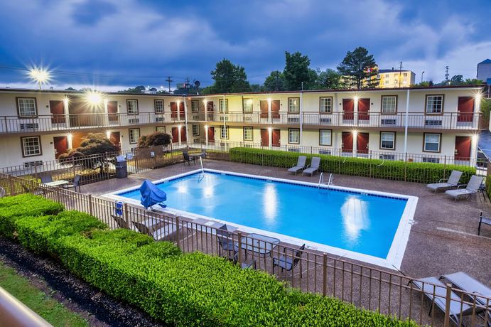 Imagen de la piscina del Hotel Red Roof Inn Knoxville North - Merchants Drive. Foto 17
