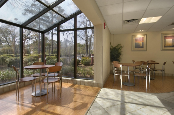 Imagen del bar/restaurante del Hotel Red Roof Inn Myrtle Beach - Market Commons. Foto 4