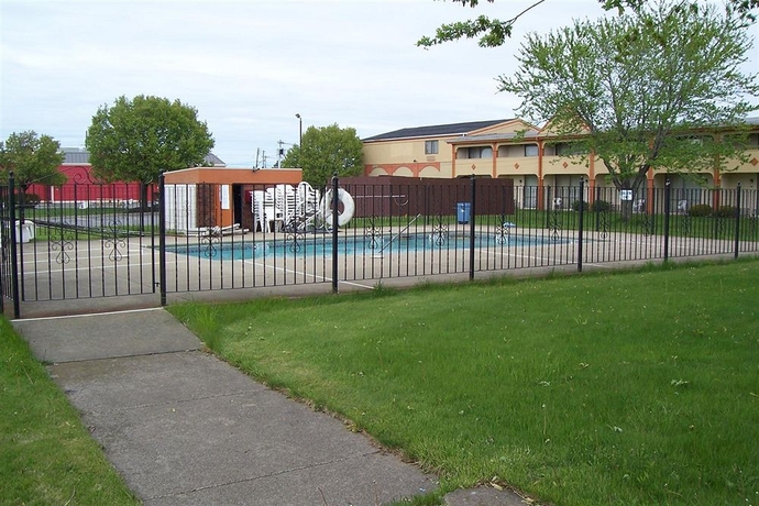 Imagen de la piscina del Hotel Red Roof Inn Niagara Falls. Foto 16