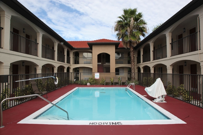 Imagen de la piscina del Hotel Red Roof Inn Orlando South - Florida Mall. Foto 16