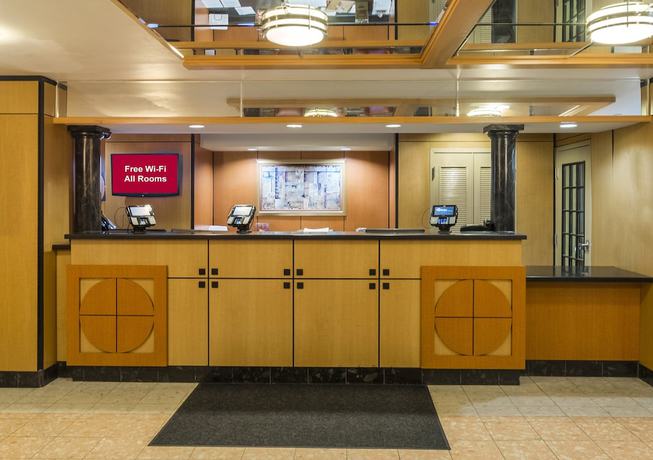 Imagen del bar/restaurante del Hotel Red Roof Inn PLUS+ Columbus Downtown-Convention Center. Foto 8