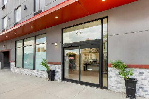 Imagen de los exteriores del Hotel Red Roof Inn PLUS+ Jamaica, NY. Foto 7