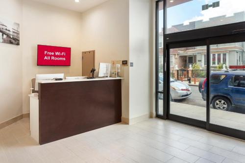 Imagen de los interiores del Hotel Red Roof Inn PLUS+ Jamaica, NY. Foto 8