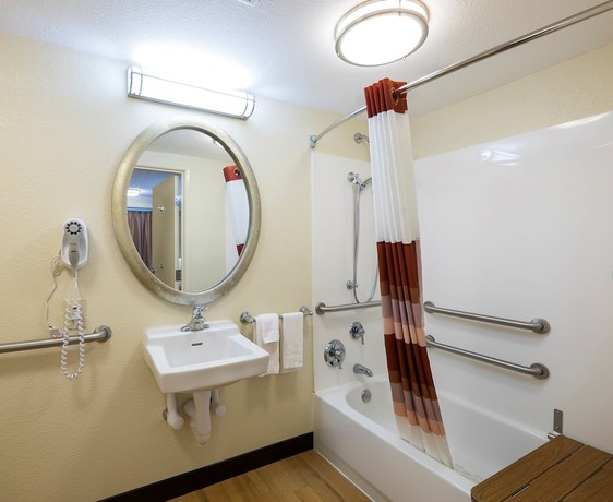 Imagen de la habitación del Hotel Red Roof Inn PLUS+ Mt Pleasant - Patriots Point. Foto 4