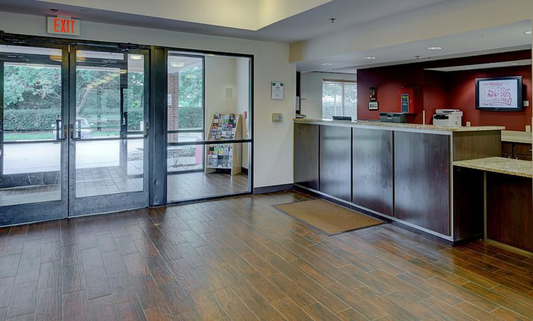 Imagen de los interiores del Hotel Red Roof Inn PLUS+ Raleigh Downtown &ndash; NCSU/Conv Center. Foto 17