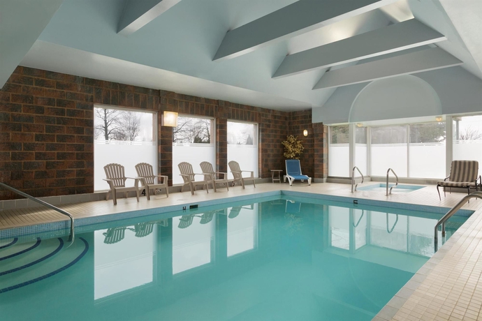 Imagen de la piscina del Hotel Red Roof Inn PLUS+ Vancouver Airport. Foto 16