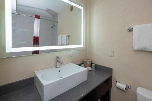 Imagen general del Hotel Red Roof Inn PLUS+ & Suites Atlanta-Cumberland/Vinings. Foto 1