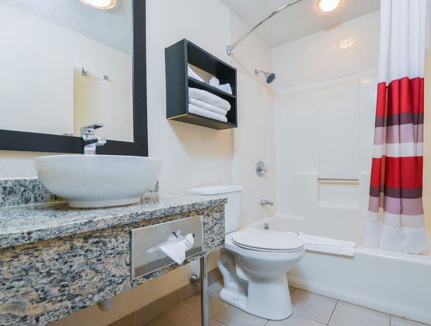 Imagen de la habitación del Hotel Red Roof Inn PLUS+ and Suites Guilford. Foto 4