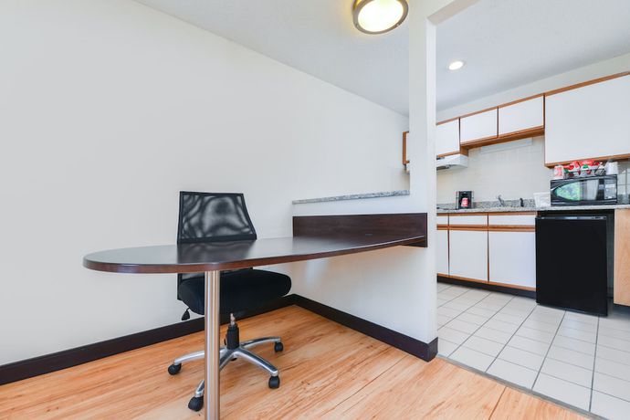 Imagen de la habitación del Hotel Red Roof Inn PLUS+ and Suites Guilford. Foto 10