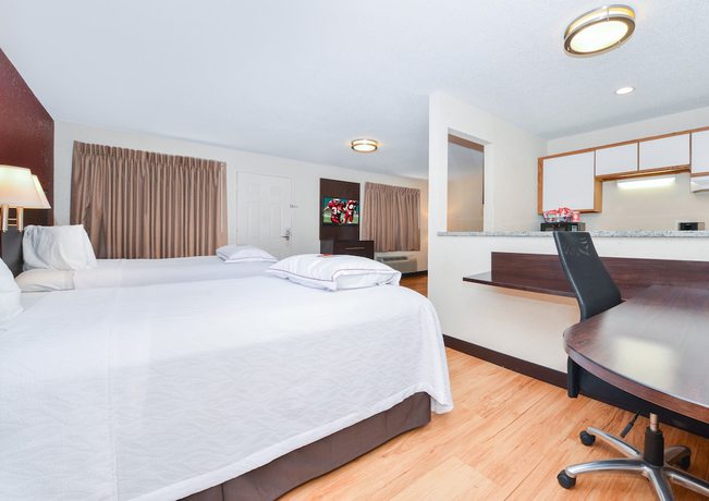 Imagen de la habitación del Hotel Red Roof Inn PLUS+ and Suites Guilford. Foto 12